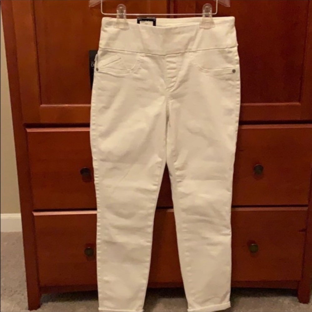 Rock & Republic white cropped pull on jeans size 6